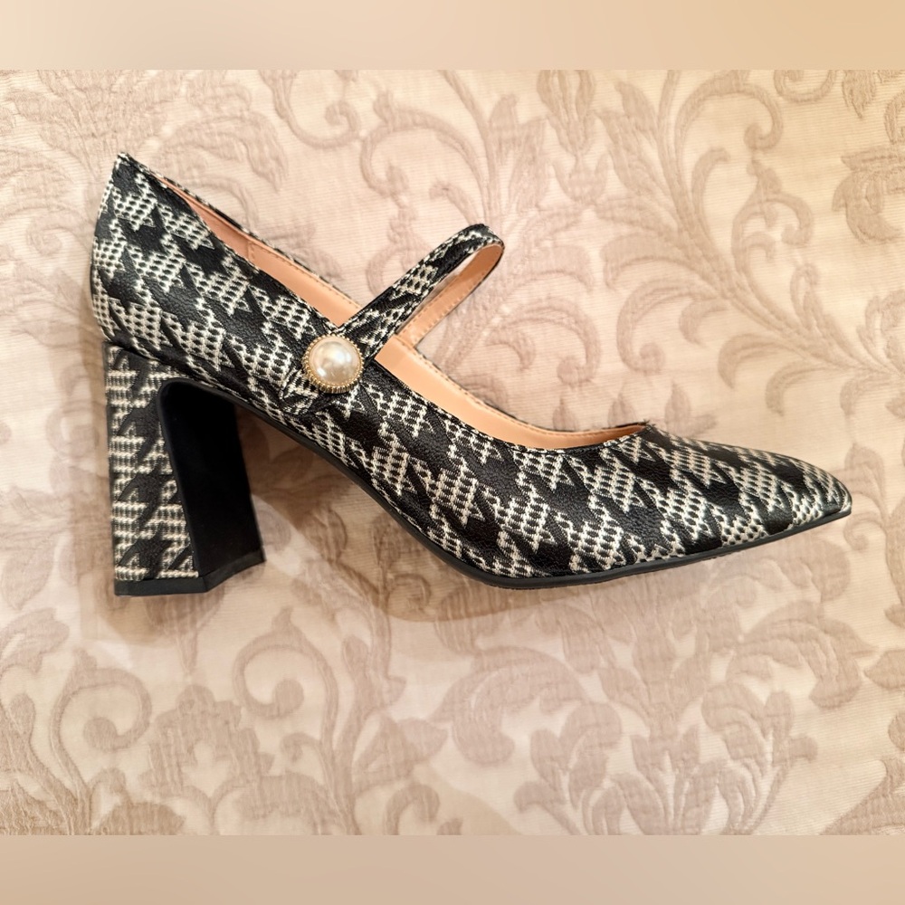 Bandolino Kirsten oversized Black and White Houndstooth Women's Heels